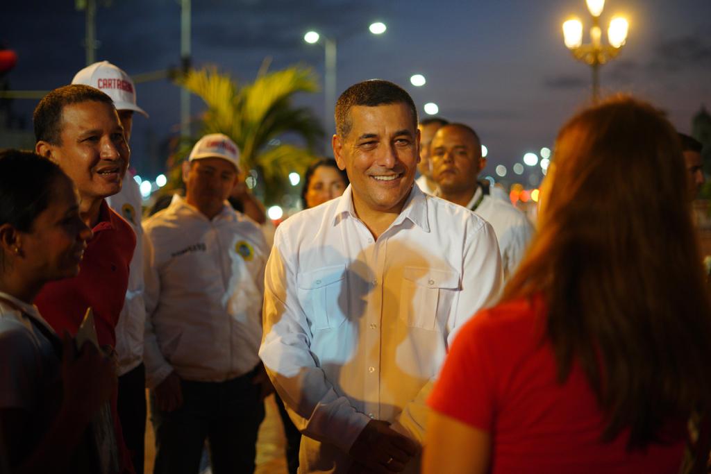 La Torre Del Reloj Y Las Plazas De La Paz Los Coches Y La Aduana